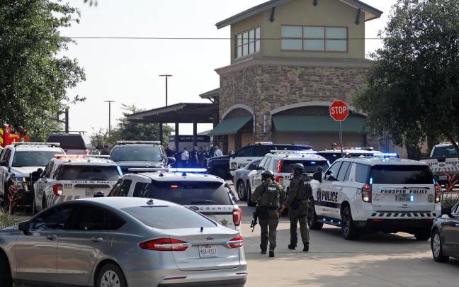 Vehículos policiales en el lugar en el que se produjo el tiroteo.