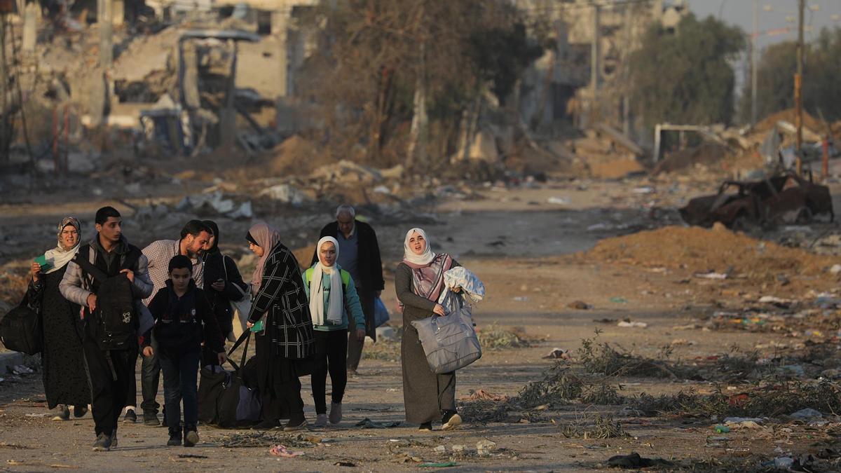 Un grupo de palestinos marcha tras abandonar sus hogares