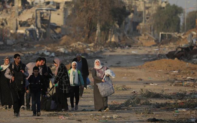 Un grupo de palestinos marcha tras abandonar sus hogares