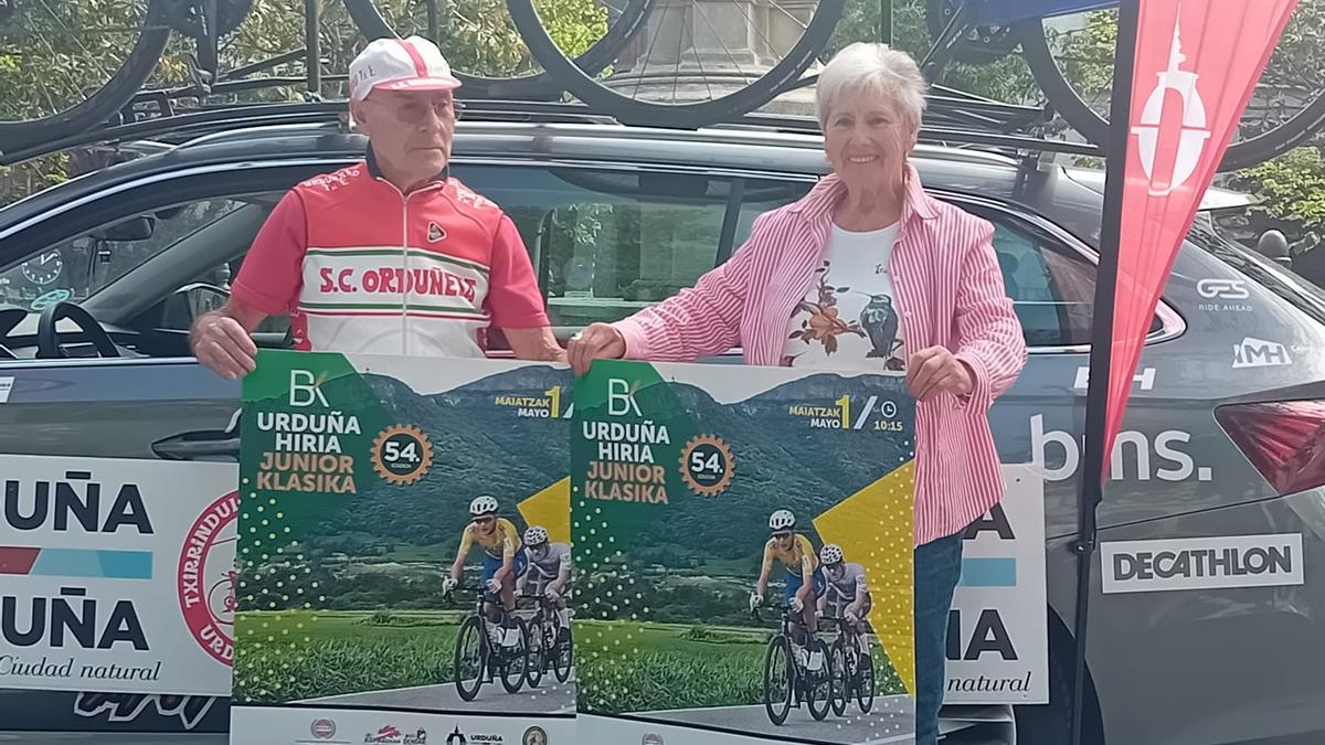 Andrés Mendieta y Mari Carmen Díaz de Lezana, ciclistas veteranos de Orduña apoyando la prueba