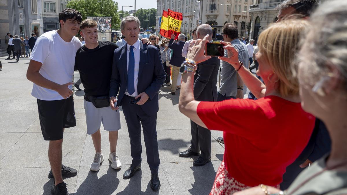 El presidente del PP, Alberto Núñez Feijóo, se hace una foto con simpatizantes