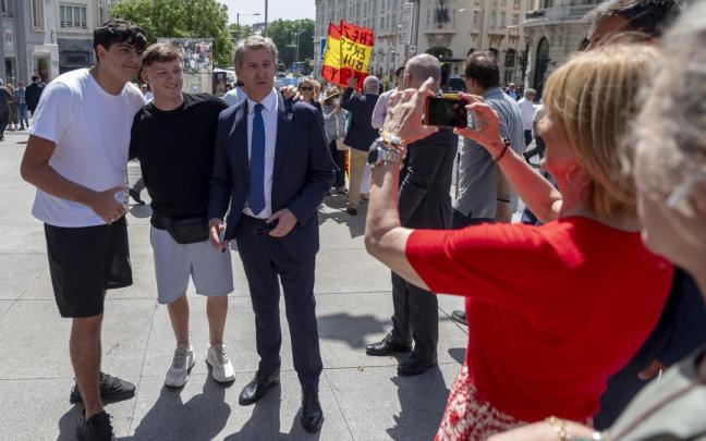 El presidente del PP, Alberto Núñez Feijóo, se hace una foto con simpatizantes