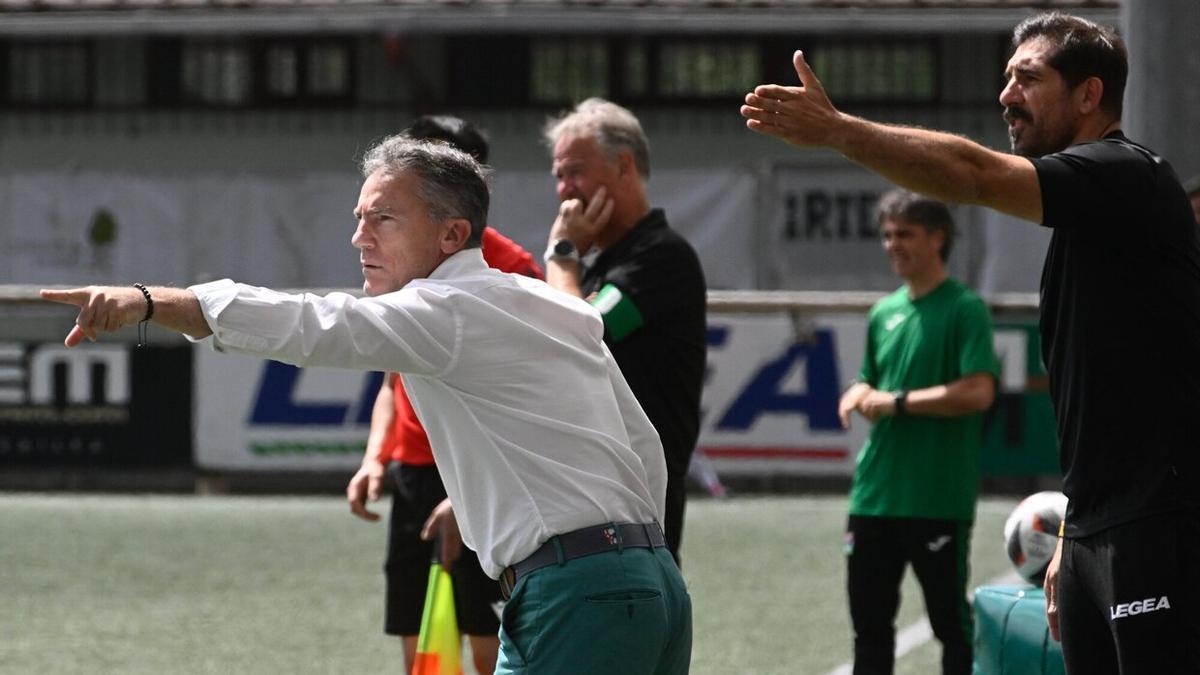 Aitor Larrazabal, entrenador del Gernika, da instrucciones durante el último partido en Urbieta