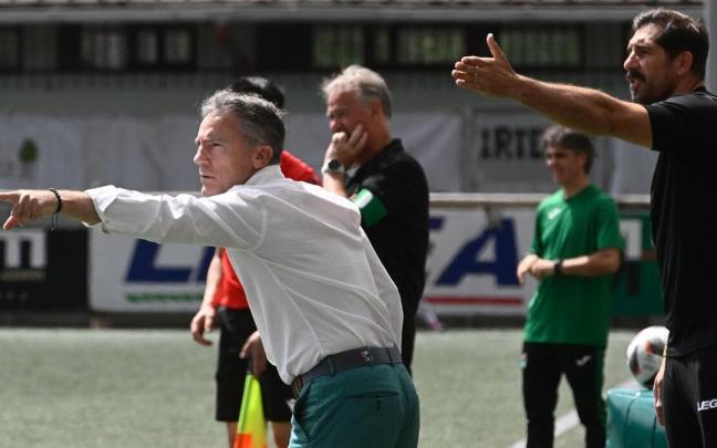Aitor Larrazabal, entrenador del Gernika, da instrucciones durante el último partido en Urbieta Aitor Larrazabal, entrenador del Gernika, da instrucciones durante el último partido en Urbieta