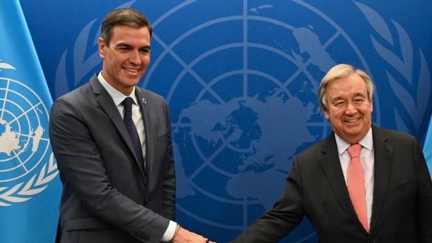 El presidente español, Pedro Sánchez, saluda al secretario general de la ONU, António Guterres.