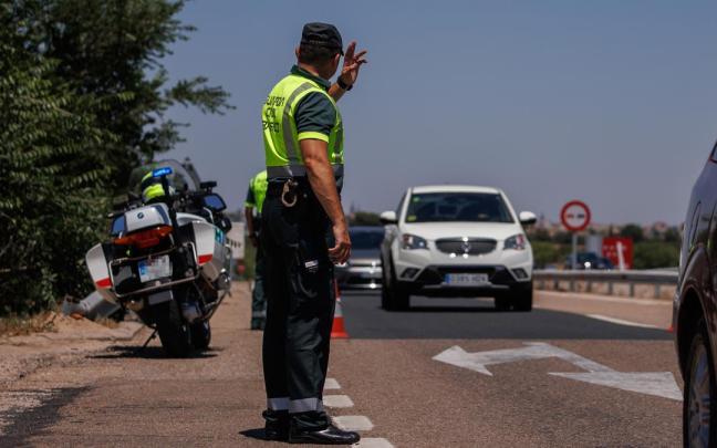 Un agente de Guardia Civil durante un control. Un agente de Guardia Civil durante un control.