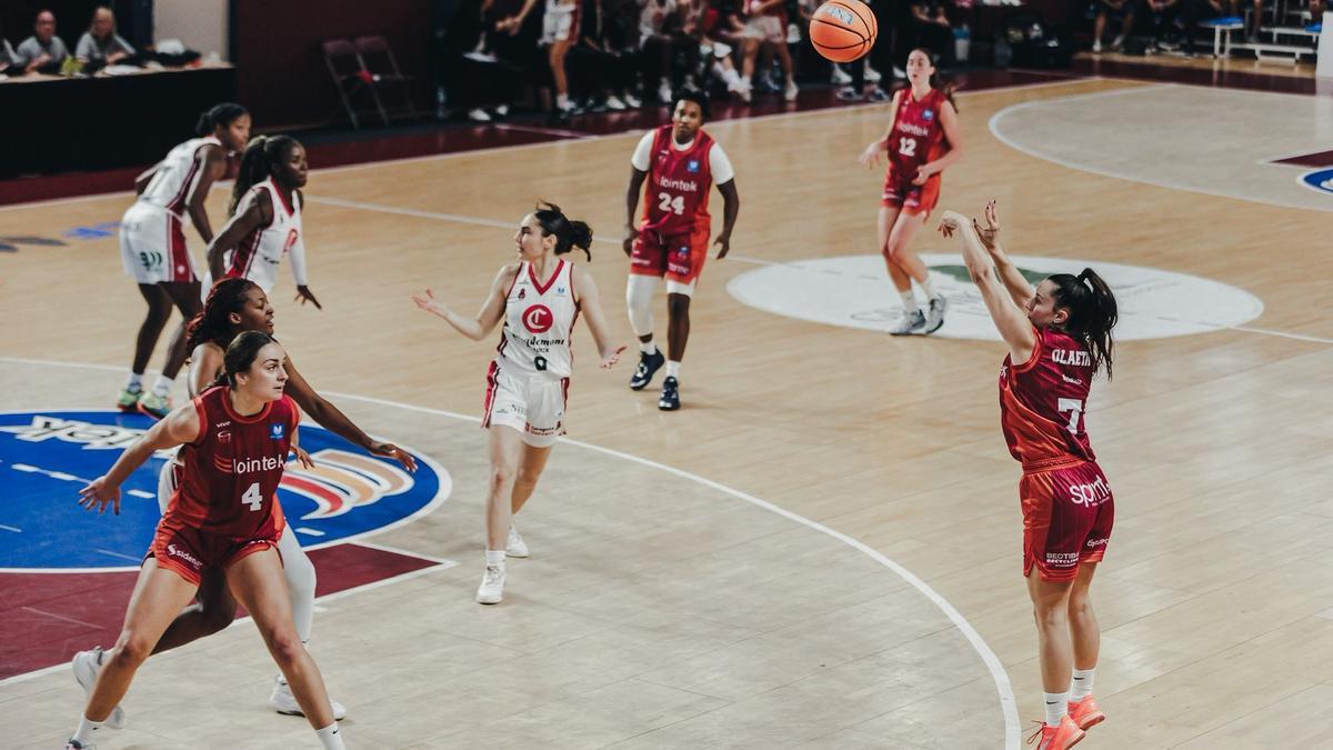 Ane Olaeta, durante un lanzamiento.