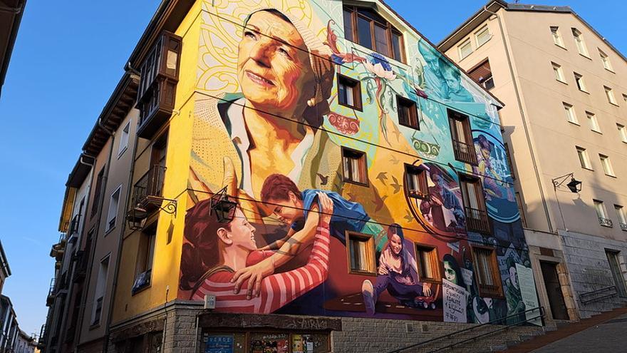 La ruta de los murales también ha tenido cabida en el viaje que ha hecho a la capital alavesa el autor del popular blog 'Mil Viatges'