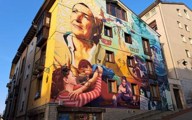 La ruta de los murales también ha tenido cabida en el viaje que ha hecho a la capital alavesa el autor del popular blog 'Mil Viatges' La ruta de los murales también ha tenido cabida en el viaje que ha hecho a la capital alavesa el autor del popular blog 'Mil Viatges'