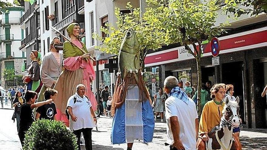 Los gigantes y los cabezudos por las calles de Hondarribia en una edición anterior del Arrantzale Eguna