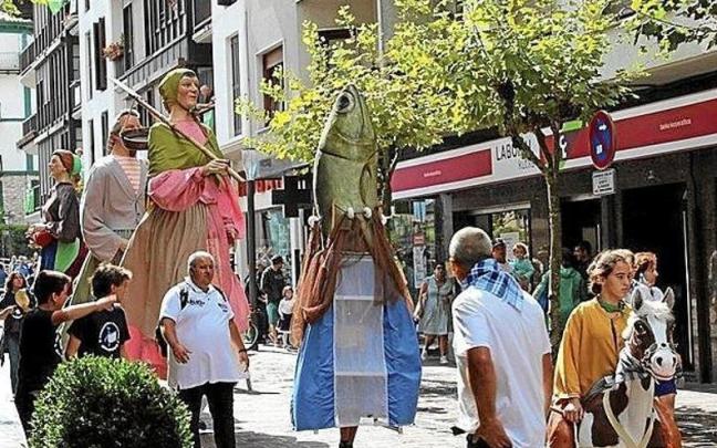 Los gigantes y los cabezudos por las calles de Hondarribia en una edición anterior del Arrantzale Eguna