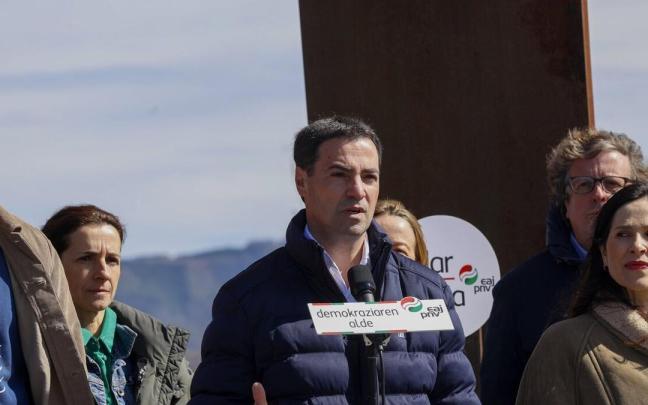 El aspirante del PNV a lehendakari, Imanol Pradales, interviene en un acto en Elgeta.