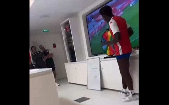 Mawissa, haciendo girar la 'Ruleta del Castigo'.