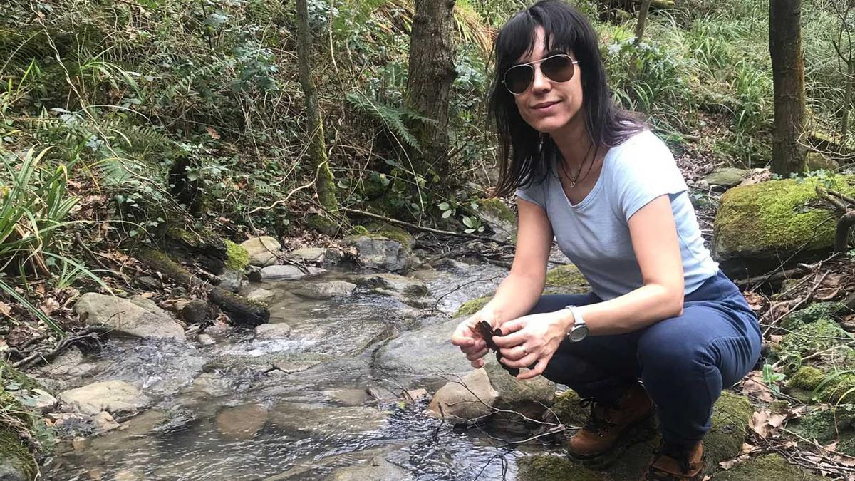 La investigadora Luz Boyero realizando trabajo de campo.