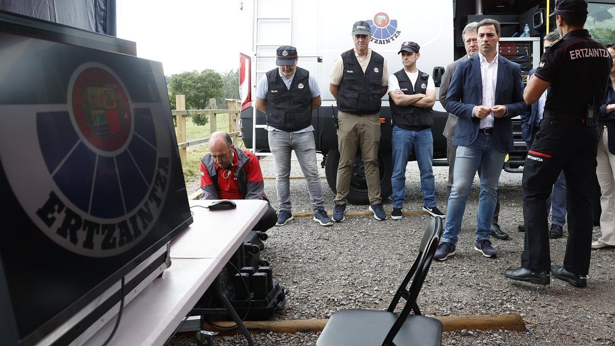 El lehendakari, Imanol Pradales, acude a un ejercicio de simulacro de la Ertzaintza ante un supuesto ataque híbrido contra las instalaciones de la empresa del sector energético Enagas