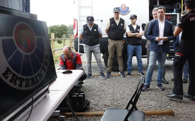 El lehendakari, Imanol Pradales, acude a un ejercicio de simulacro de la Ertzaintza ante un supuesto ataque híbrido contra las instalaciones de la empresa del sector energético Enagas