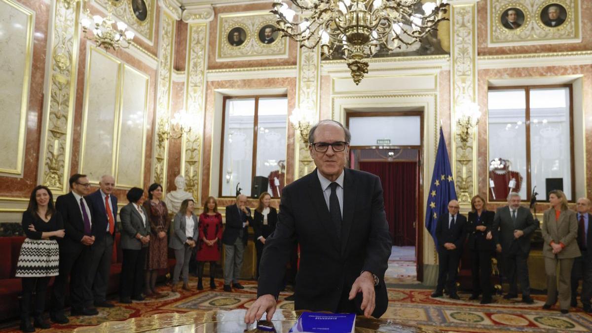 El defensor del Pueblo, Ángel Gabilondo, entrega el informe sobre denuncias por abusos sexuales en el ámbito de la Iglesia en el Congreso de los Diputados.