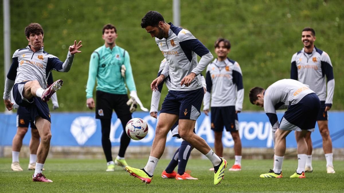 Mikel Merino hace ejercicios con el balón, en presencia de varios compañeros, en el último entrenamiento de la Real Sociedad antes del partido de hoy frente al Real Madrid. / REAL SOCIEDAD