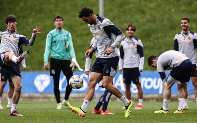 Mikel Merino hace ejercicios con el balón, en presencia de varios compañeros, en el último entrenamiento de la Real Sociedad antes del partido de hoy frente al Real Madrid. / REAL SOCIEDAD