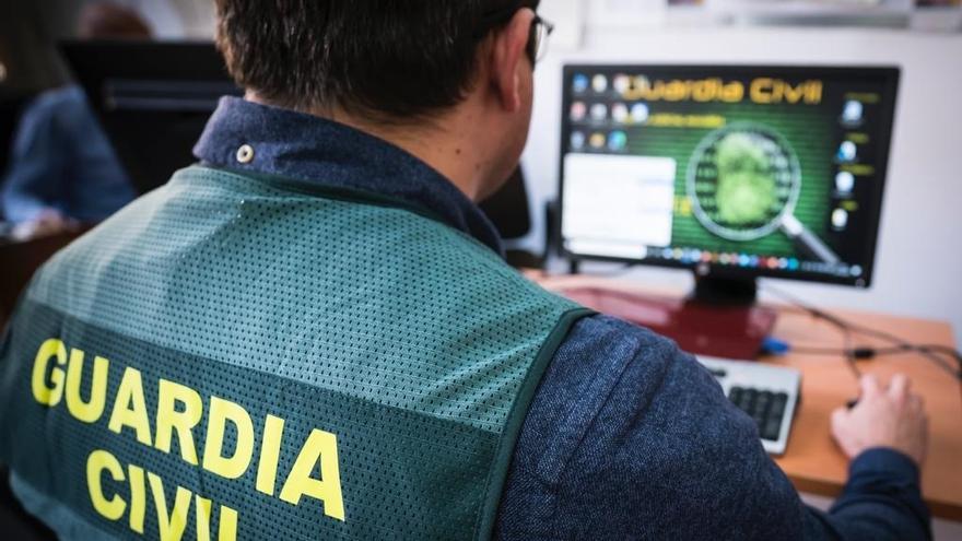 Un agente de la Guardia Civil maneja un ordenador.