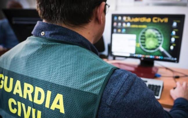 Un agente de la Guardia Civil maneja un ordenador.
