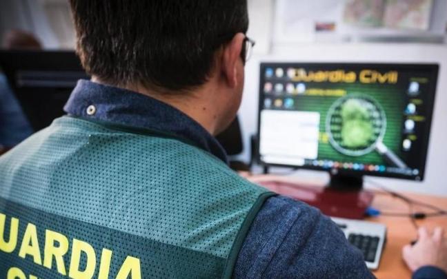Un agente de la Guardia Civil maneja un ordenador. / EP Un agente de la Guardia Civil maneja un ordenador.