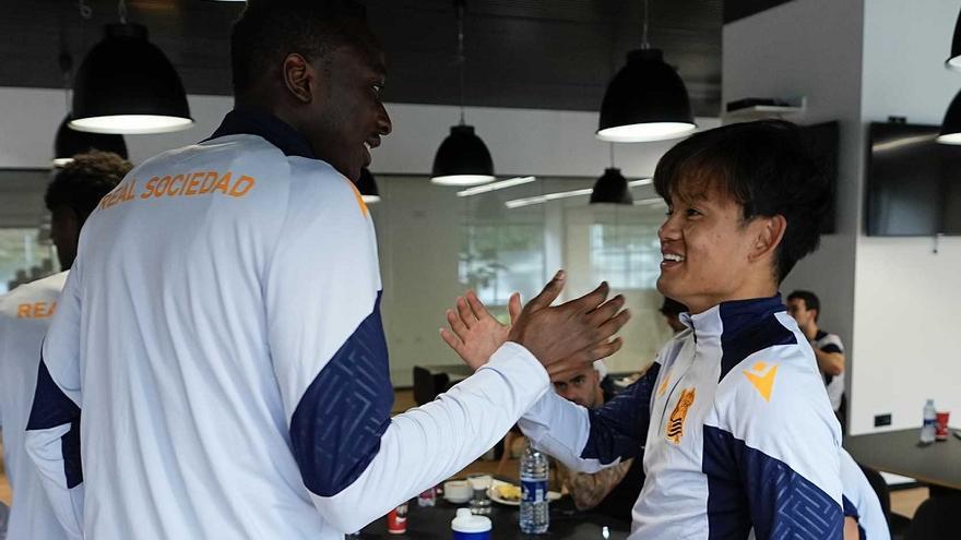 Kubo y Sadiq se saludan este lunes en las instalaciones de Zubieta. / REAL SOCIEDAD