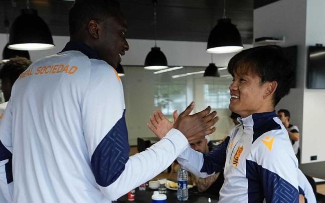 Kubo y Sadiq se saludan este lunes en las instalaciones de Zubieta. / REAL SOCIEDAD