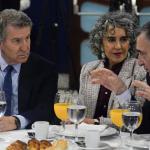 El presidente del PP con el presidente del EBB, Aitor Esteban, e Ibone Bengoetxea en un desayuno informativo en Bilbao. / MIGUEL ACERA
