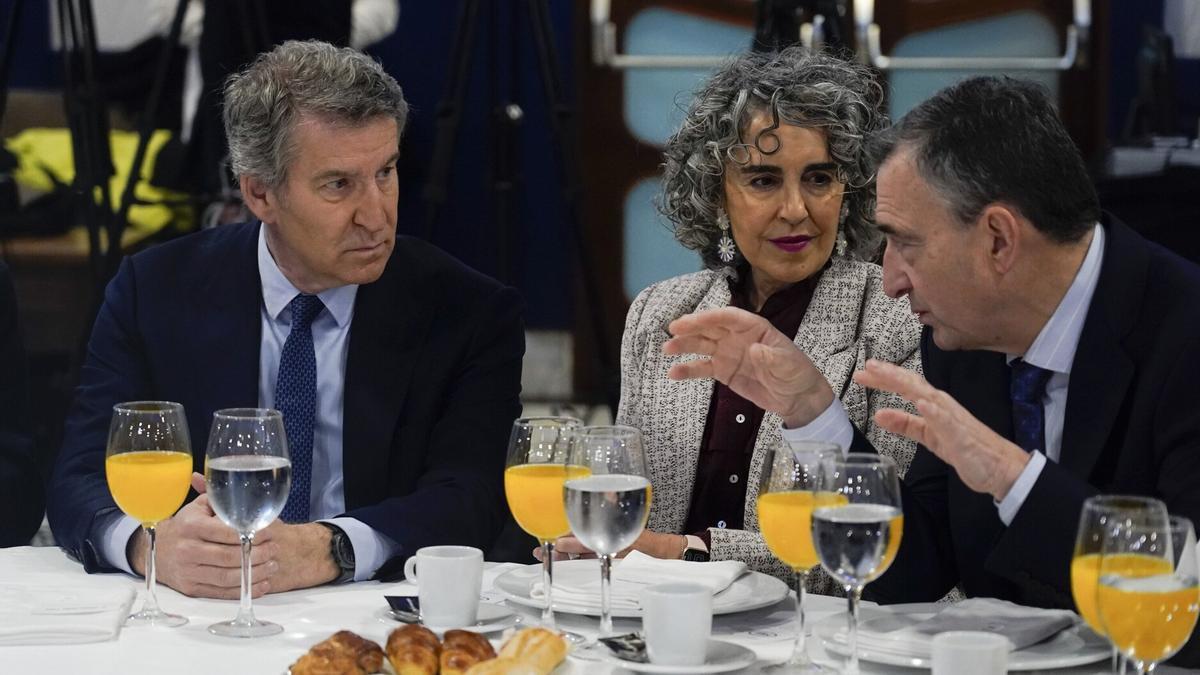El presidente del PP se ha reencontrado con el presidente del EBB en un desayuno informativo en Bilbao.