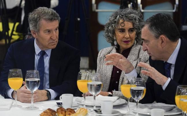 El presidente del PP se ha reencontrado con el presidente del EBB en un desayuno informativo en Bilbao.