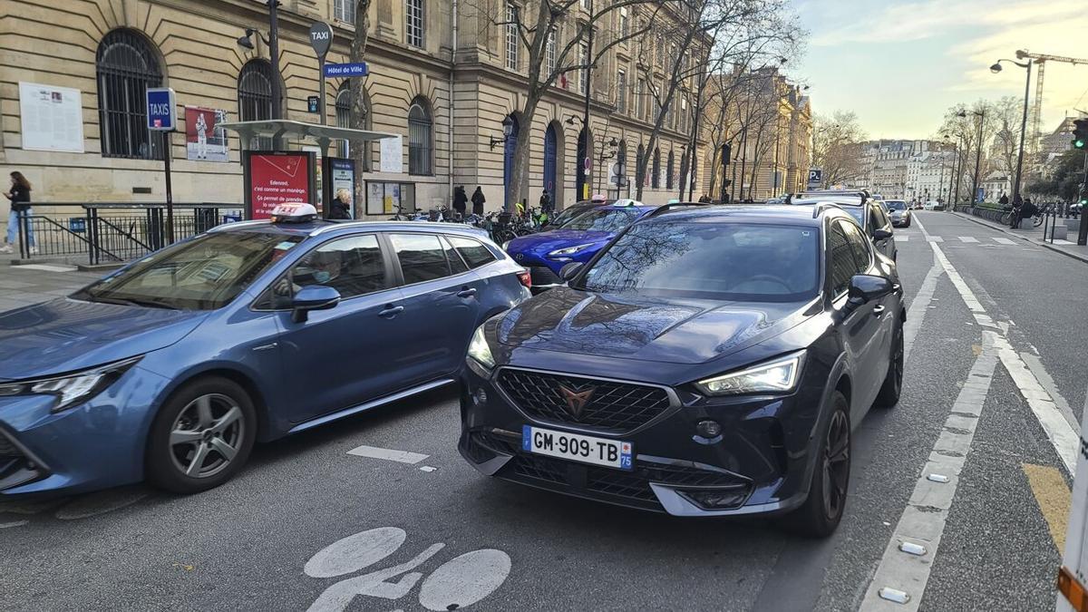Varios coches en una calle de París.