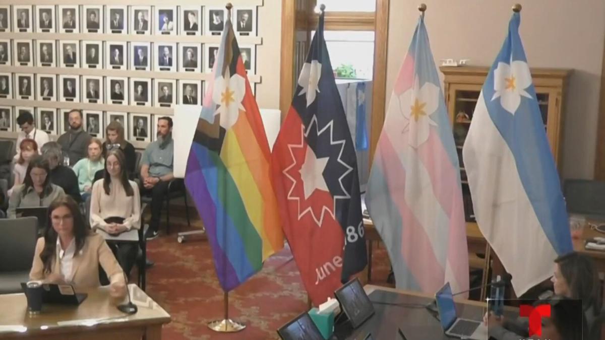 Erin Mendenhall, alcaldesa de Salt Lake City, presentando las nuevas banderas oficiales.