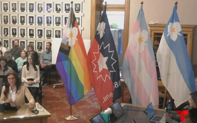 Erin Mendenhall, alcaldesa de Salt Lake City, presentando las nuevas banderas oficiales.