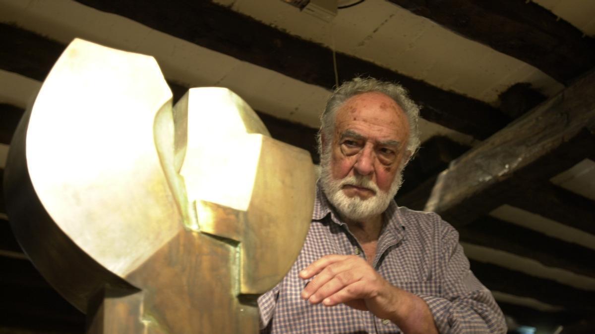 El artista Nestor Basterretxea con una de sus estelas