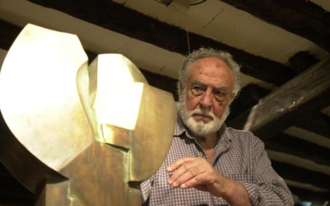 El artista Nestor Basterretxea con una de sus estelas / Archivo El artista Nestor Basterretxea con una de sus estelas