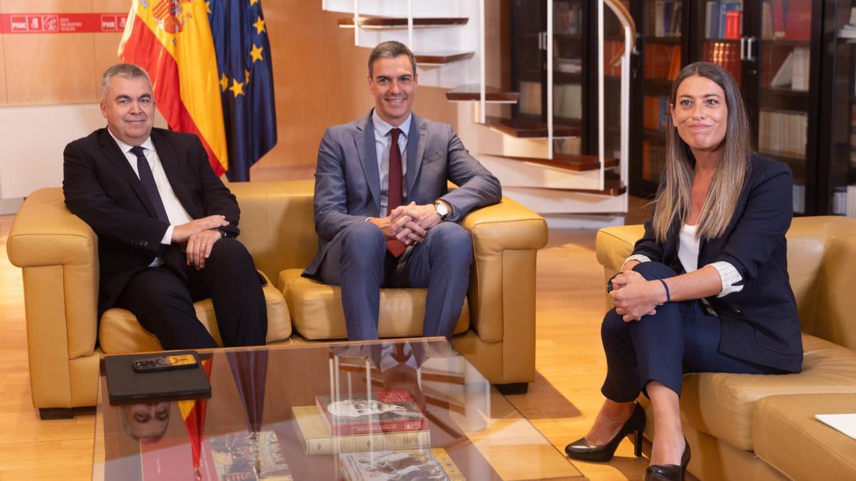 Míriam Nogueras, durante su encuentro con Pedro Sánchez y Santos Cerdán.