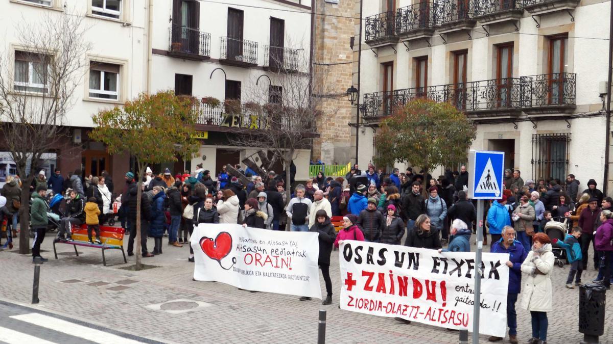 Cerca de 200 personas acudieron a la segunda de las tres concentraciones convocadas.