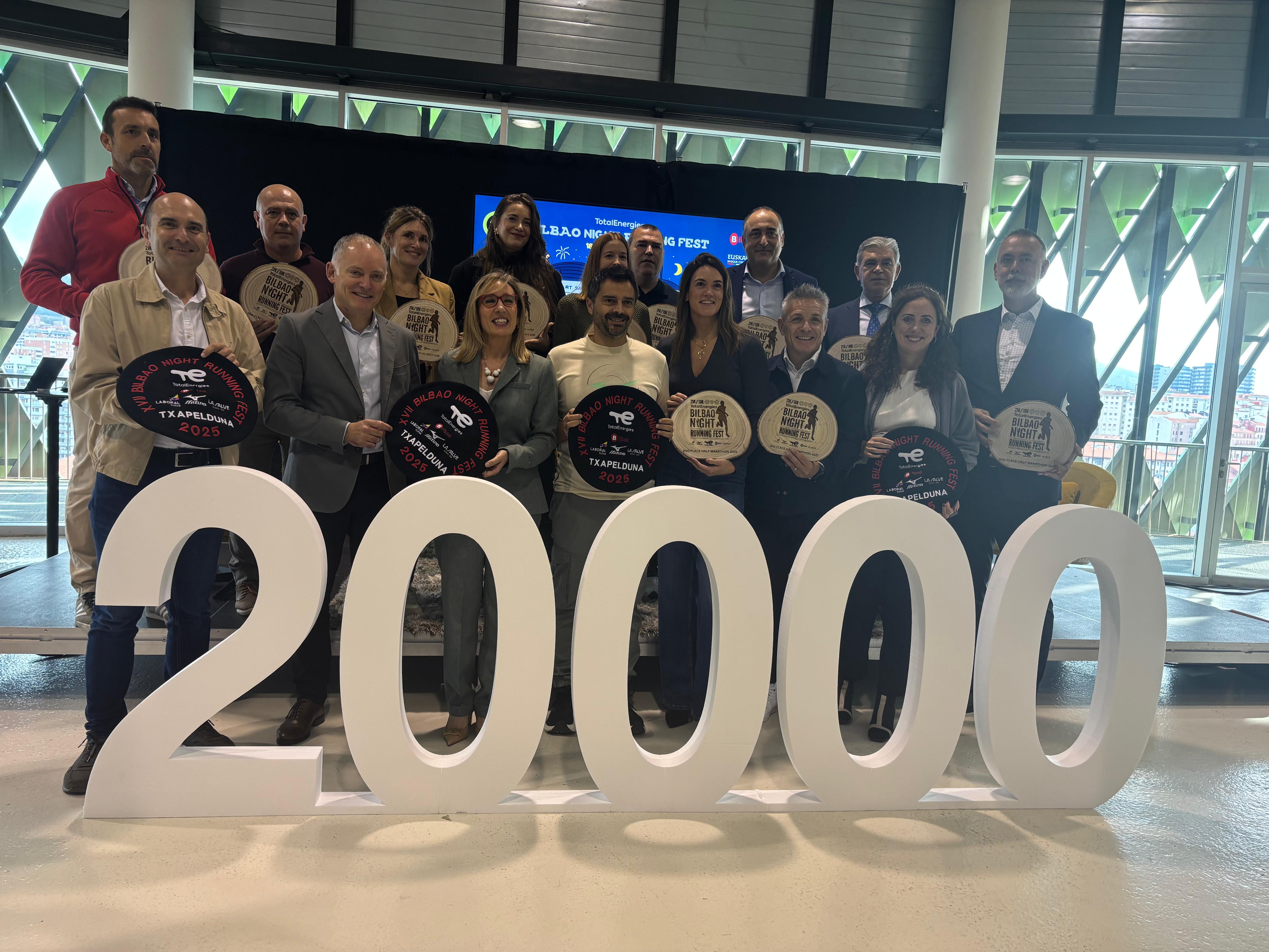 Representantes institucionales, organizadores y patrocinadores del Bilbao Night Running Fest. Onda Vasca