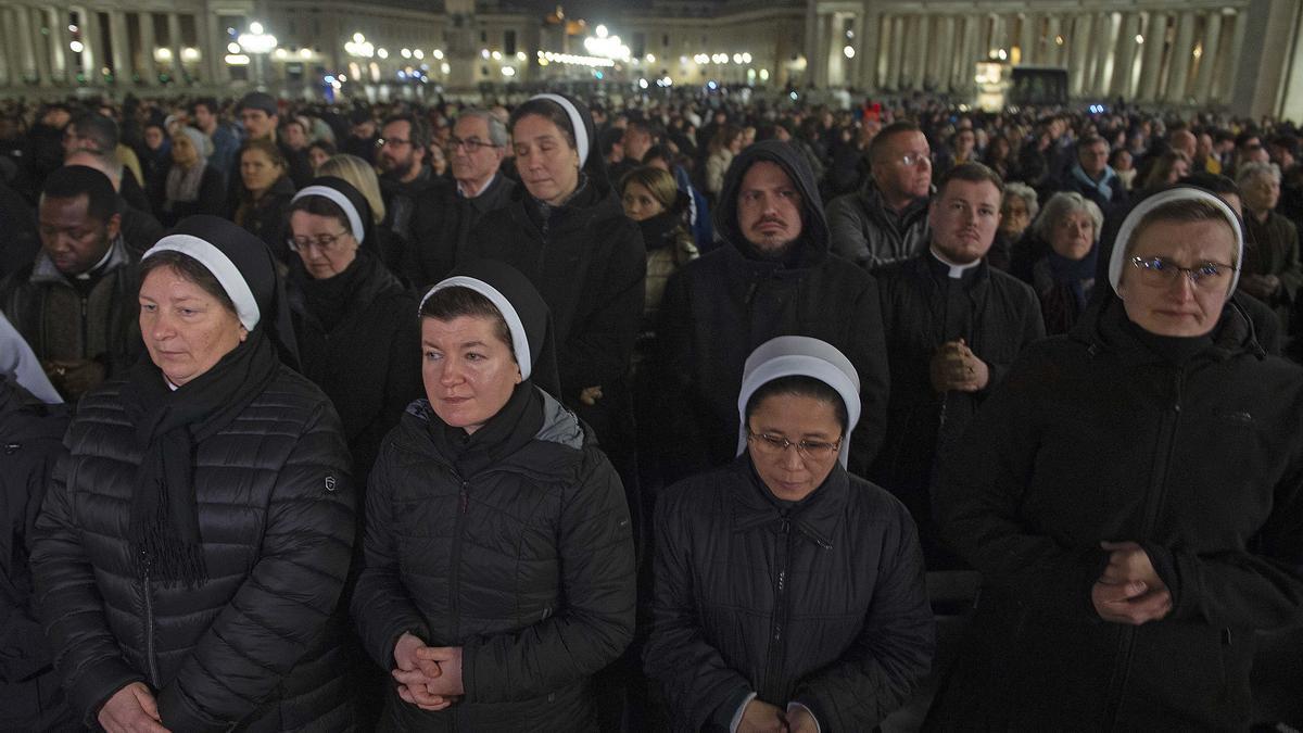 Personas asisten a rezo del Santo Rosario por la salud del Papa Francisco