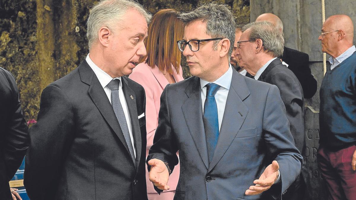 Félix Bolaños conversa con Iñigo Urkullu en los actos de Gernika del pasado miércoles. | FOTO: OSKAR GONZÁLEZ