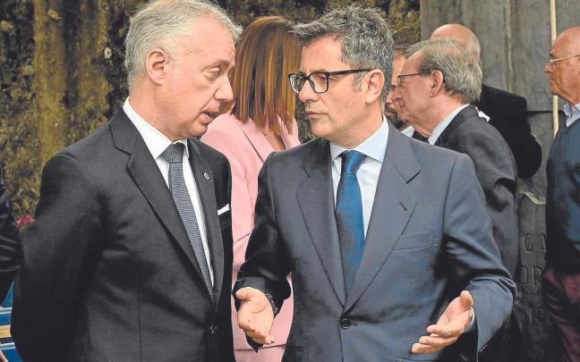 Félix Bolaños conversa con Iñigo Urkullu en los actos de Gernika del pasado miércoles. | FOTO: OSKAR GONZÁLEZ