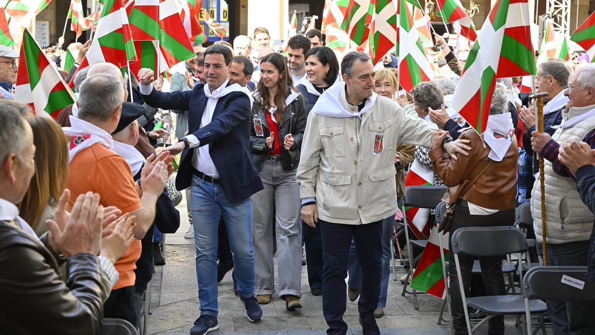 Aitor Esteban e Imanol Pradales en el paseíllo previo al acto del Aberri Eguna en Bilbao, saludan a sus militantes y simpatizantes.