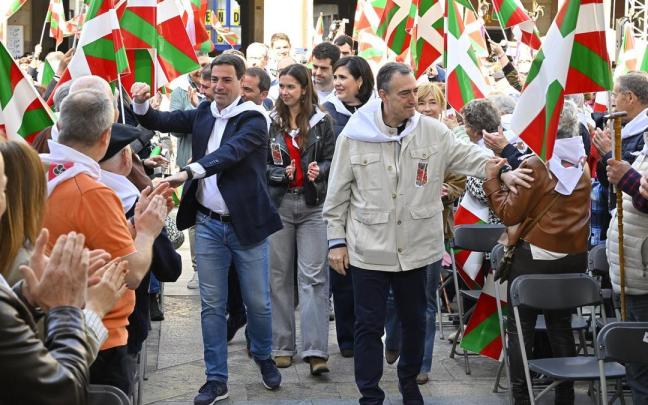 Aitor Esteban e Imanol Pradales en el paseíllo previo al acto del Aberri Eguna en Bilbao, saludan a sus militantes y simpatizantes.