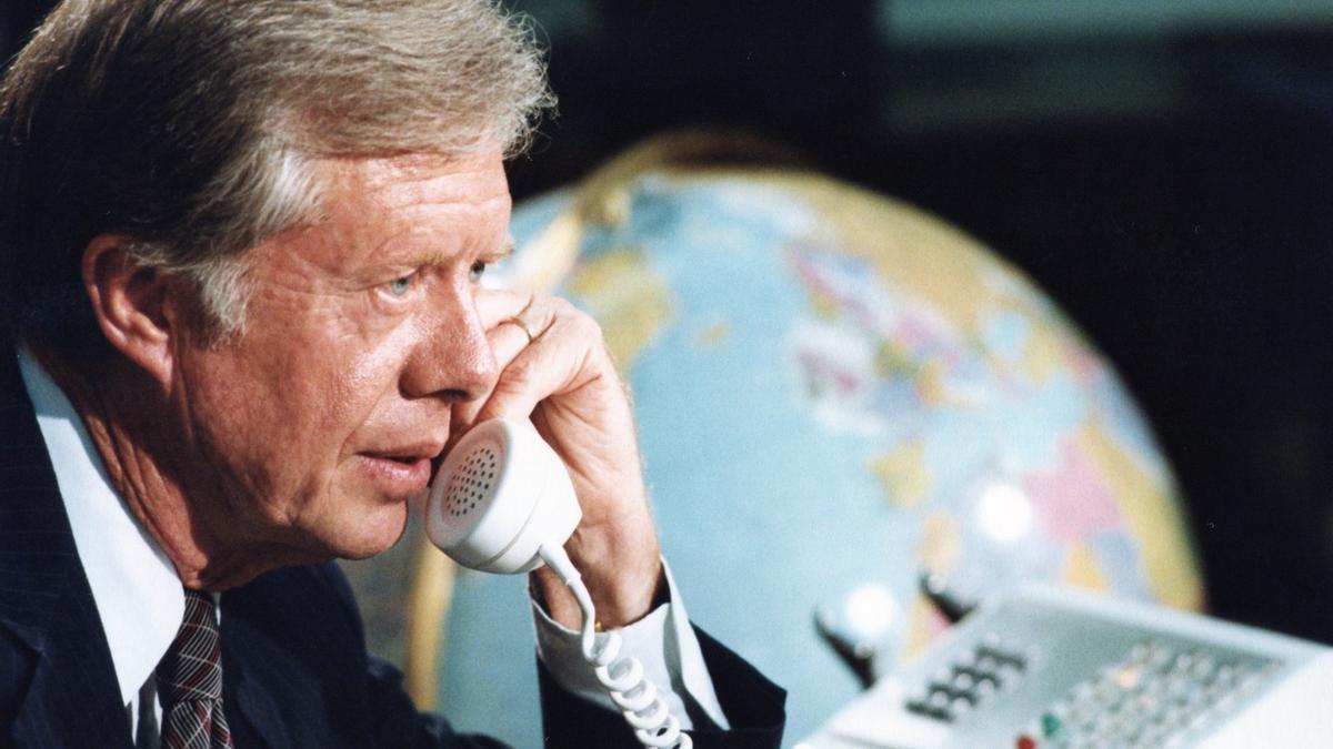 El expresidente estadounidense Jimmy Carter atendiendo una llamada en el Despacho Oval en 1980, durante su mandato.