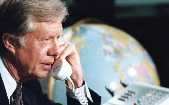 El expresidente estadounidense Jimmy Carter atendiendo una llamada en el Despacho Oval en 1980, durante su mandato.