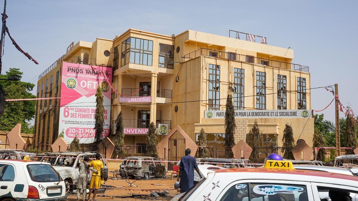 Personas frente a la sede del Partido para la Democracia y el Socialismo (PNDS), en Niamey, Níger