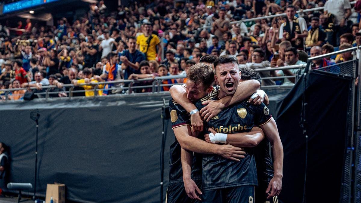 Varios jugadores durante una semifinal de la Kings League 2024, en el WiZink Center.