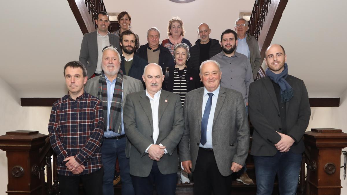 Foto de grupo de los representantes que han participado en la presentación.