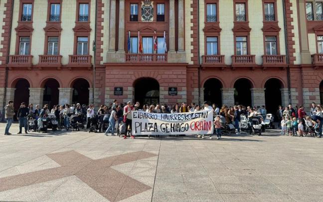 Decenas de personas se concentraron frente a la casa consistorial la tarde del jueves, en protesta por la falta de plazas en las haurreskolas de la villa armera / N.G. Decenas de personas se concentraron frente a la casa consistorial la tarde del jueves, en protesta por la falta de plazas en las haurreskolas de la villa armera